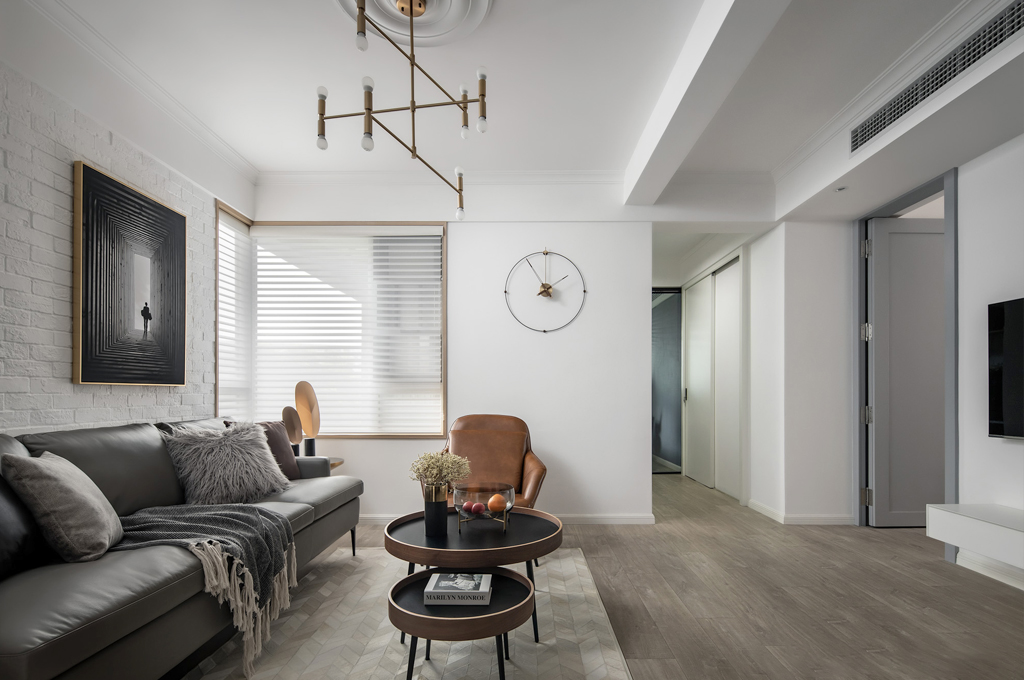 3、白，淺唱今昔； 黑，訴說濃情； 金，演繹年華。 而灰的那一抹柔光，正溫柔低語.jpg