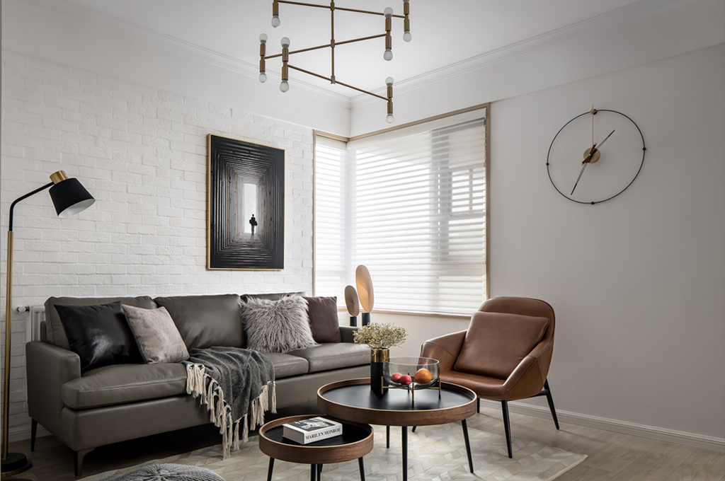 8、精心挑選的極具藝術(shù)感的金色葉子小燈與背景墻上的掛畫也恰到好處， 瞬間中和了空間的硬度，連空氣都變得十分靈動.jpg