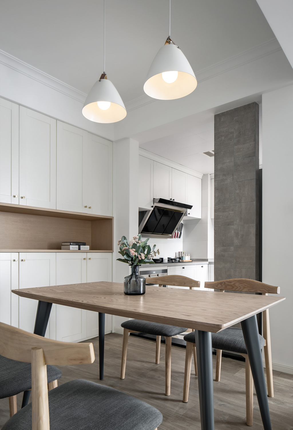 12、木色與灰色的點綴，讓用餐區(qū)變得時尚、精致、簡潔， 半開放式廚房開闊空間，美觀即實用.jpg