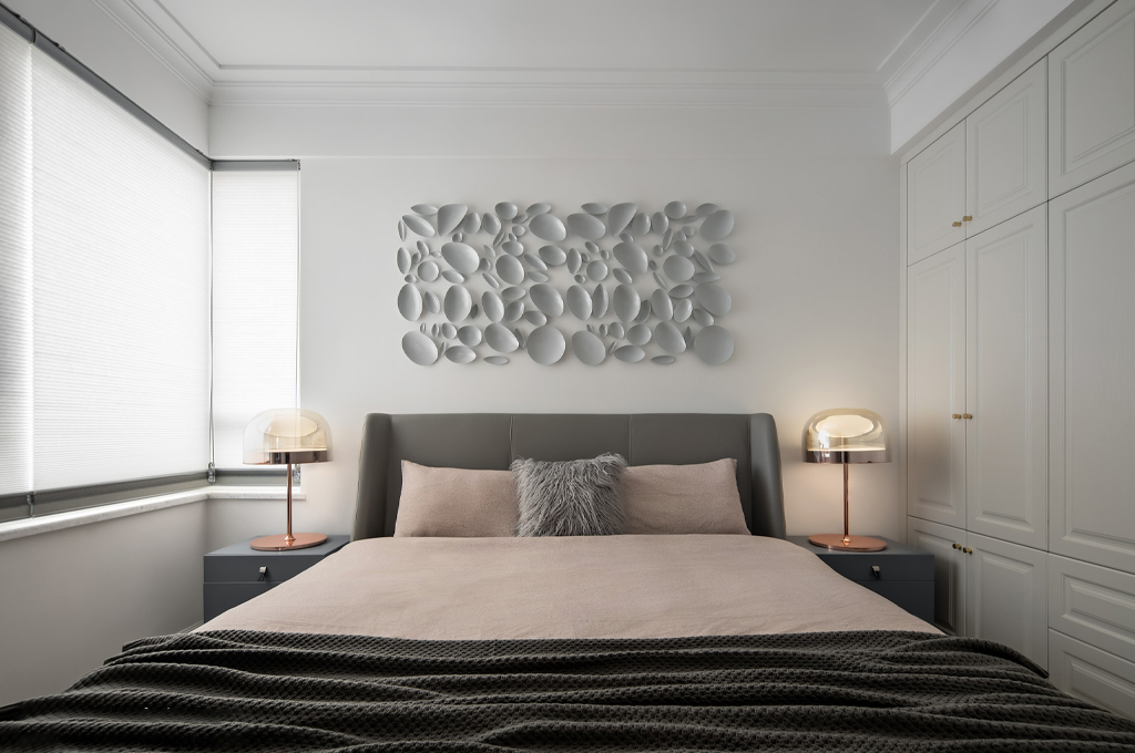 16、主臥充滿夢幻，床的兩邊是玫瑰金質(zhì)感的床頭燈，柔和的燈光亮起， 再蓋上藕粉色暖暖的的被子感受家的溫度…….jpg