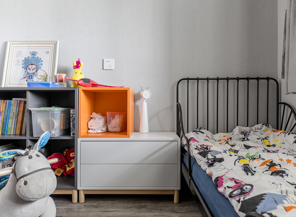 14、對于兒童房的設計，相對于其他空間要繽紛斑斕些，小朋友的東西總是零碎而又繁多的，無處安放的小物件選用組合收納盒解決.jpg