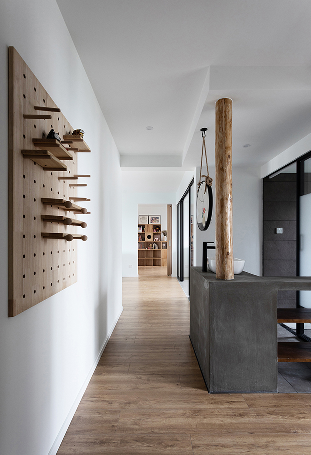 2、門廳洞洞板，做的開放水泥洗漱臺，把自然實木元素引入室內住宅，打破空間視線阻隔.jpg